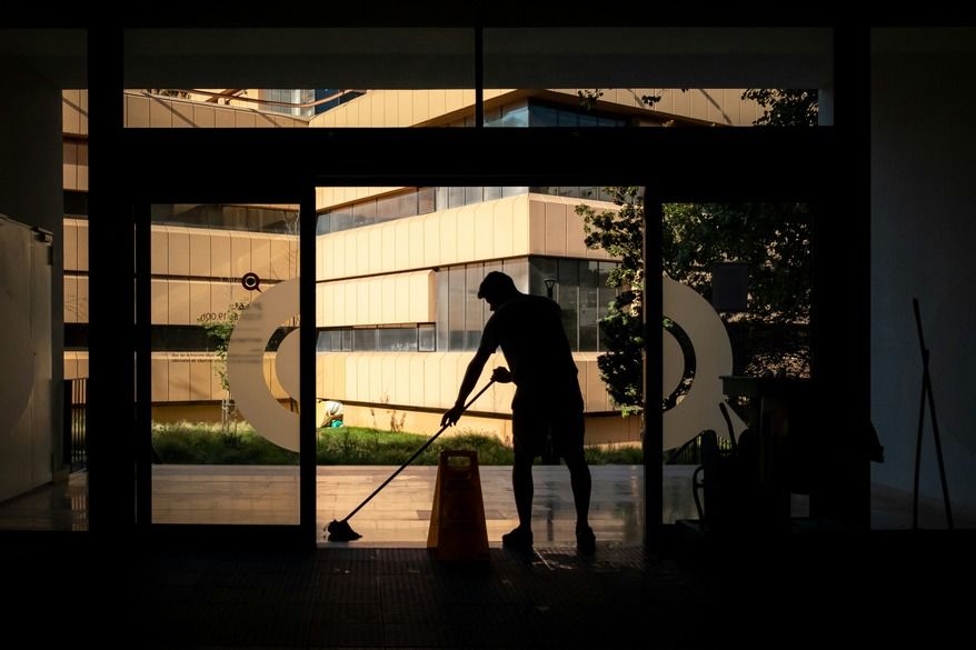 Image d'une personne nettoyant un hall d'immeuble