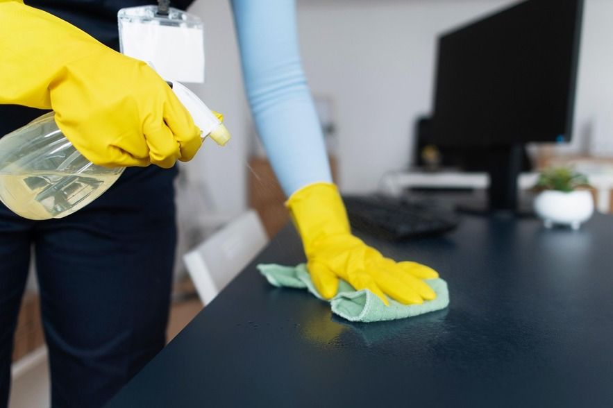 Image d'une personne nettoyant un bureau